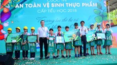 Đại diện sữa Cô Gái Hà Lan trao giải cho các đội giành chiến thắng trong nhóm học sinh tiểu học