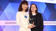 Bà Đỗ Thùy Chi – Phó Chủ tịch HĐQT Capital House lên nhận Giải thưởng Transformational Business Awards