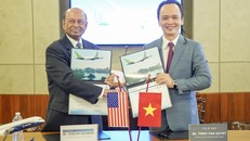 Chủ tịch Tập đoàn FLC Trịnh Văn Quyết (phải) và Phó Chủ tịch phụ trách kinh doanh khu vực châu Á – Thái Bình Dương và Ấn độ của Boeing Dinesh Keskar (trái) thực hiện lễ ký kết.