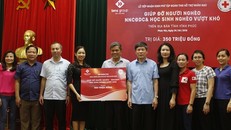 Đại diện Tập đoàn TMS trao tặng Hội Chữ thập đỏ tỉnh Vĩnh Phúc 350 triệu đồng