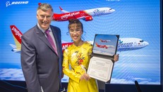 Bà Nguyễn Thị Phương Thảo, Tổng giám đốc Vietjet và ông Kevin McAllister, Chủ tịch kiêm Tổng giám đốc Tập đoàn Boeing ký kết Hợp đồng quan trọng.