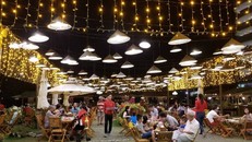 Khu vực Ẩm thực đường phố tại khu nghỉ dưỡng 5 sao FLC Quy Nhon Beach & Golf Resort gần như không còn chỗ trống trong mùa cao điểm