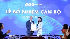 Bà Hương Trần Kiều Dung - Phó Chủ tịch HĐQT kiêm Tổng Giám đốc Tập đoàn FLC, trao Nghị quyết bổ nhiệm cho ông Đào Nam Phong.