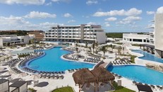 FLC Samson Beach & Golf Resort sở hữu nhiều kỷ lục và giải thưởng bất động sản du lịch như resort có nhiều bể bơi nhất (152 bể bơi), resort có bể bơi nước mặn lớn nhất Việt Nam, quần thể du lịch nghỉ dưỡng có kiến trúc đẹp nhất Việt Nam.