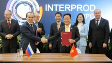 Chủ tịch HĐQT kiêm Tổng Giám đốc Tập đoàn T&T Group Đỗ Quang Hiển và đại diện Food City ký biên bản ghi nhớ hợp tác dưới sự chứng kiến của Bộ trưởng Bộ Công thương Việt Nam Trần Tuấn Anh và đại diện Liên minh kinh tế Á - Âu.