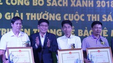 Đại diện FrieslandCampina Việt Nam (áo trắng bên trái) nhận bằng khen từ Ban tổ chức