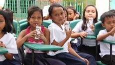 Hình ảnh học sinh tại Phillippin uống sữa trong trường học (nguồn: internet)