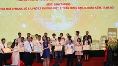 Bà Lê Cẩm Tú – đại diện TPBank lên nhận bằng khen của Bộ Tài chính