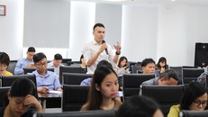 Nhà đầu tư đặt câu hỏi cho ban lãnh đạo công ty 