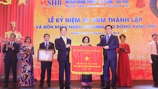 Ủy viên BCT, Phó Thủ tướng Chính phủ Vương Đình Huệ thay mặt Đảng và Nhà nước trao Huân chương Lao động Hạng Nhì và Cơ Thi đua của Chính phủ cho Ngân hàng SHB vì đã hoàn thành xuất sắc, toàn diện nhiệm vụ công tác, dẫn đầu phong trào thi đua năm 2017 của 