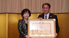 Ông Umeda Kunio, Đại sứ Đặc mệnh Toàn quyền Nhật Bản tại Việt Nam trao tặng Huân chương Mặt trời mọc cho nữ viện sĩ Nguyễn Thị Thanh Nhàn.