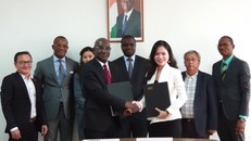 Tổng Giám đốc Hội đồng Bông và Điều Bờ Biển Ngà Coulibaly và Phó Tổng Giám đốc Tập đoàn T&T Group Nguyễn Thị Thanh Bình ký kết thỏa thuận hợp tác chiến lược