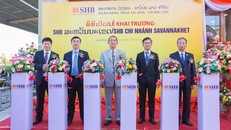 Ông Khamphoun Tuphaithoun – Phó Chủ Tịch Tỉnh Savannakhet; Ông Vongphachanh Sengsouvanh – Giám đốc Ngân hàng Nhà nước Lào – Miền Trung tại Savannakhet; Ông Trần Công Thịnh – Tổng lãnh sự quán Việt Nam tại tỉnh Savannakhet cùng Tổng Giám Đốc SHB kiêm Chủ T
