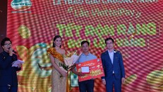  Ông Nguyễn Tiến Dũng- Phó Tổng Giám đốc Tổng Công ty Viễn thông Viettel và Hoa hậu Tiểu Vy (đại diện thương hiệu ViettelPay) trao thưởng cho khách hàng Nông Trung Hải trúng giải đặc biệt 1kg vàng
