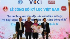 Đại diện VCCI, Tổ chức Kỷ lục Việt Nam trao bằng xác nhận cho AIC Group
