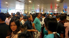 Hành khách xếp hàng vào phòng chờ tại sân bay Tân Sơn Nhất