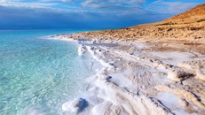 Biển Chết với không khí và làn nước trong xanh.