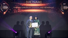 Ông Cheong Ho Kuan - Chủ tịch Gamuda Land Việt Nam nhận giải thưởng.