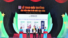 Ông Nguyễn Thành Đạt (giữa) - Giám đốc Truyền thông Herbalife Việt Nam đại diện công ty nhận giải thưởng “Sản phẩm vàng vì sức khỏe cộng đồng” tháng 10/2019