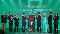 Ông Nguyễn Trùng Khánh - Tổng cục trưởng Tổng cục du lịch trao chứng nhận 5 sao cho Holiday Inn & Suites Saigon Airport
