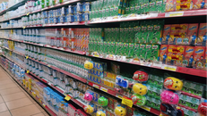 Khu vực bán sữa tại các siêu thị với rất nhiều thương hiệu trong và ngoài nước