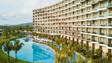 Khu khách sạn Mövenpick Resort Waverly Phú Quốc được thiết kế như hình cánh sóng