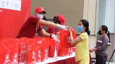 Tập đoàn Bitexco trao tặng các phần quà trực tiếp tới tận tay các hộ gia đình có hoàn cảnh khó khăn