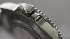 Hãng Rolex nổi tiếng với những sản phẩm phiên bản giới hạn hoặc chế tác riêng cho mỗi khách hàng (Nguồn ảnh: Shutterstock.com)