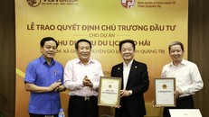 Ông Hà Sỹ Đồng (thứ hai từ trái sang) - Phó Chủ tịch UBND tỉnh Quảng Trị trao giấy chứng nhận đầu tư cho Chủ tịch HĐQT kiêm Tổng giám đốc Tập đoàn T&T Group Đỗ Quang Hiển (thứ hai từ phải sang). ​