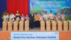 Ông Shin Dong Min – Tổng Giám đốc của Ngân hàng Shinhan tại Việt Nam trực tiếp tham gia trao tặng nước ngọt sinh hoạt và thực phẩm cho người dân tỉnh Long An