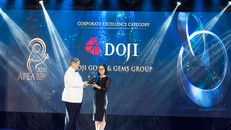 Bà Lê Thị Hiền - Phó Tổng giám đốc Tập đoàn Vàng bạc Đá quý DOJI nhận giải thưởng Doanh nghiệp Bán lẻ xuất sắc châu Á – Thái Bình Dương 2020