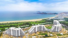 FLC Grand Hotel Quy Nhơn - đại công trình mới nhất trong quần thể FLC Quy Nhơn, sở hữu 1.500 phòng, có thể phục vụ đồng thời 3.500 khách - dự kiến được khánh thành trước cuối năm nay.