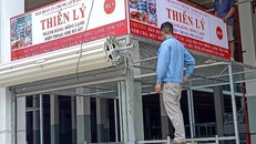 Tiểu thương lắp đặt biển bảng chuẩn bị kinh doanh tại chợ du lịch Lào Cai