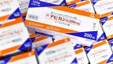 Bộ Y tế tiếp nhận và phân bổ số thuốc này cho các đơn vị, địa phương để sử dụng cho công tác điều trị người bệnh Covid-19.