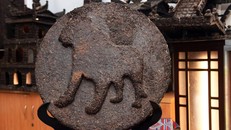 Bánh trà Nhâm Dần, đường kính 52 cm, món quà tết quý hiếm, độc đáo.