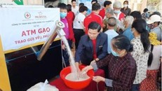 Prudential dành hàng trăm tấn gạo cho hành trình “ATM gạo - Trao gửi yêu thương”.