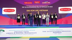 Ông Seigo Fujimaru - Phó Tổng Giám đốc Điều hành kiêm Phó Tổng Giám đốc Hành chính Tổng hợp Dai-ichi Life Việt Nam nhận giải thưởng Rồng Vàng với danh hiệu “Doanh nghiệp dẫn đầu về Sản phẩm Chăm sóc Sức khỏe 2022 - 2023”