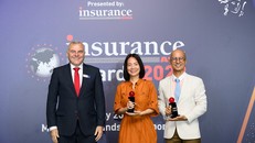 Ông Trần Thanh Phong – Phó TGĐ Marketing và bà Mandy Trần - Phó TGĐ Kinh doanh Kênh Đại lý đại diện Prudential Việt Nam nhận giải thưởng từ ông Tim Charlton – Tổng Biên tập tạp chí Insurance Asia.