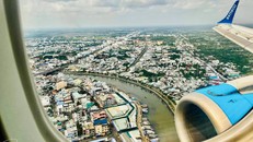 Thành phố Cà Mau dưới cánh bay E90 của hàng không Bamboo Airways- ảnh Nguyễn Tiến Luyến.