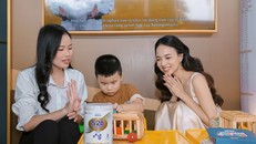 Diễn viên Đinh Ngọc Diệp cùng con tham gia trò chơi hỗ trợ phát triển trí não do nhãn hàng Nestlé S-26 Ultima tổ chức tại sự kiện.