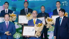 Ông Trần Thanh Phong, Phó Tổng giám đốc Marketing đại diện Prudential Việt Nam nhận giải thưởng tại Chương trình CSI 2023 vinh danh Top 100 doanh nghiệp bền vững.