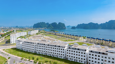 Khung cảnh vịnh Bái Tử Long kì vỹ tại trung tâm thành phố Cẩm Phả.