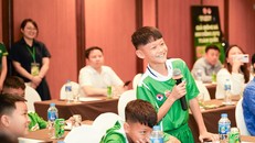 Các cầu thủ nhí tham gia đặt câu hỏi cho Ban tổ chức Giải và cầu thủ Duy Mạnh tại buổi họp báo.