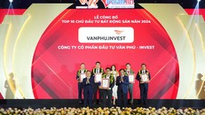  Đại diện Văn Phú – Invest nhận chứng nhận Top 10 chủ đầu tư bất động sản năm 2023.