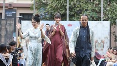 Bà Văn Hằng, nhà sáng lập Desilk và giám đốc nghệ thuật Minh Phạm tại Lễ ra mắt bộ sưu tập "Khơi dậy tinh hoa, nối dài di sản".