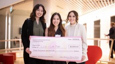 Phạm Hồng Linh và nhóm bạn nhận giải Female Founder Circle Pitch Competition. 