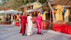 Giới trẻ check in Lễ hội hoa xuân trong khuôn khổ dự án Hà Nội Rethink.