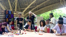 Đại diện các tác giả đoạt giải cuộc thi “Thứ thách Thiết kế Cuộc sống Tuần hoàn” tham dự và trình bày dự án tại Bali Fab Fest 2022.