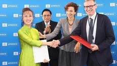 Lãnh đạo Tập đoàn SOVICO và đại diện UNESCO trao thỏa thuận hợp tác thực hiện dự án dưới sự chứng kiến của Thủ tướng Chính phủ Phạm Minh Chính.