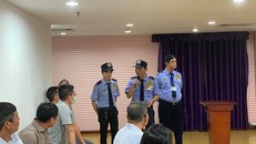 Tổ bảo vệ cao ốc PNTechcons thông tin thêm về vụ việc. Ảnh: Chí Thạnh